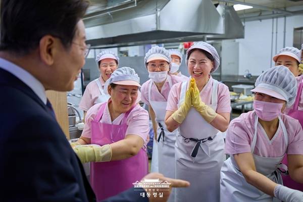 ▲ 이재명 대통령이 대통령실 구내식당 급식노동자들을 만난 모습. 사진=대통령실