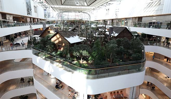 서울 영등포구 더현대 서울의 사운즈 포레스트 H빌리지에 마련된 해리의 크리스마스 공방 모습. [연합뉴스]