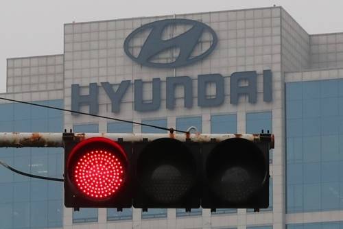 희토류 금속이 포함된 영구자석과 전력반도체 부품. 전동화 차량의 핵심 소재로 꼽히지만, 중국 의존도가 높아 공급 안정성 확보가 과제로 떠오르고 있다. 사진은 현대자동차그룹 사옥의 모습. [사진 = 연합뉴스]