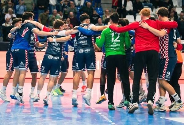 사진 2025/26 시즌 스페인 남자 핸드볼 아소발리그 홈에서 첫 승리를 거둔 알리칸테 선수들이 기뻐하는 모습, 사진 출처=알리칸테