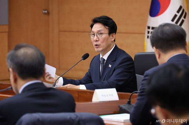 [서울=뉴시스] 김명원 기자 = 김민석 국무총리이 10일 서울 종로구 정부서울청사에서 열린 탄소중립녹색성장위원회 전체회의에 참석해 발언하고 있다. 2025.11.10. kmx1105@newsis.com /사진=김명원
