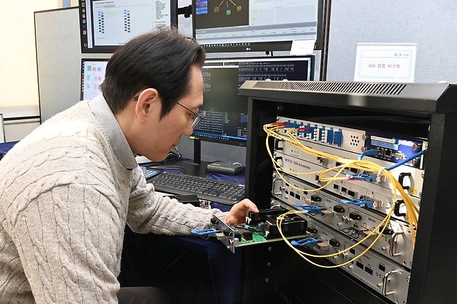 TRI 연구진이 데이터센터 자원연결(OD) 기술 검증시스템을 시험하고 있다.[ETRI 제공]