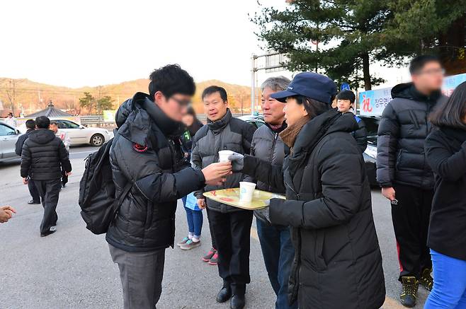 지난해 수학능력시험장 앞에서 도움단체들이 차봉사를 하고 있다.[영주시 제공]
