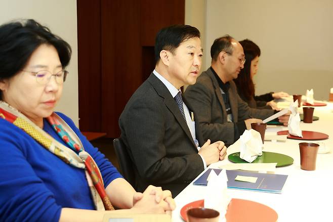 이형훈(사진 왼쪽에서 두 번째) 보건복지부 제2차관이 지난 10일 오후 서울 중구 콘퍼런스 하우스 달개비에서 열린 ‘지역·필수·공공의료 강화 협의체’ 제3·4차 회의에서 발언하고 있다.[보건복지부 제공]