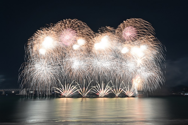 올해로 20주년을 맞은 부산불꽃축제는 역대 최대 규모의 웅장한 불꽃 연출과 부산만의 체계적인 안전관리 시스템으로 선보이게 된다. 사진은 제19회 부산불꽃축제 [부산시 제공]