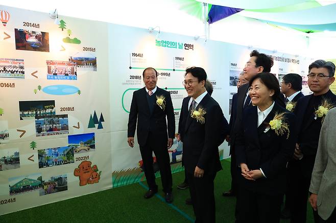 11일 강원 원주시 젊음의 광장에서 열린 ‘제30회 농업인의 날’ 행사장에서 김민석 국무총리와 송미령 농림축산식품부 장관이 행사장을 둘러보고 있다. [농림축산식품부 제공]