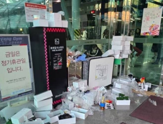 한 아이돌 콘서트가 끝난 후 공연장 입구에 쓰레기가 버려져 있다.[X(구 트위터) 갈무리]