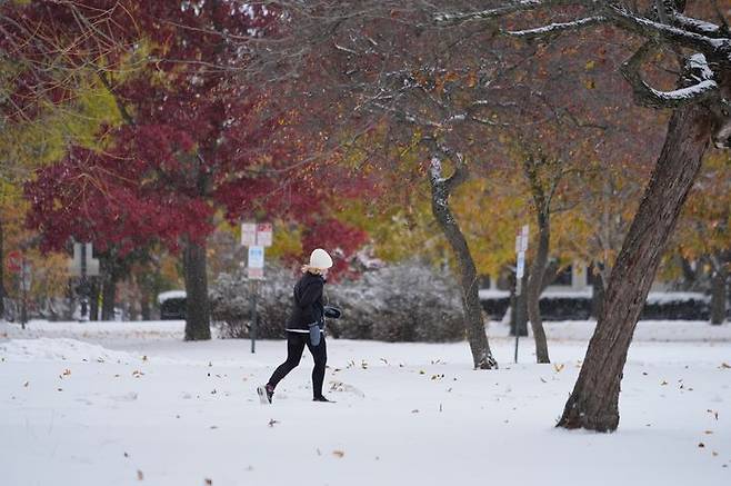[시카고=AP/뉴시스]    雪が降った１０日（現地時間）、米イリノイ州シカゴ郊外のエバンストンで市民が移動している。 2025.11.11。