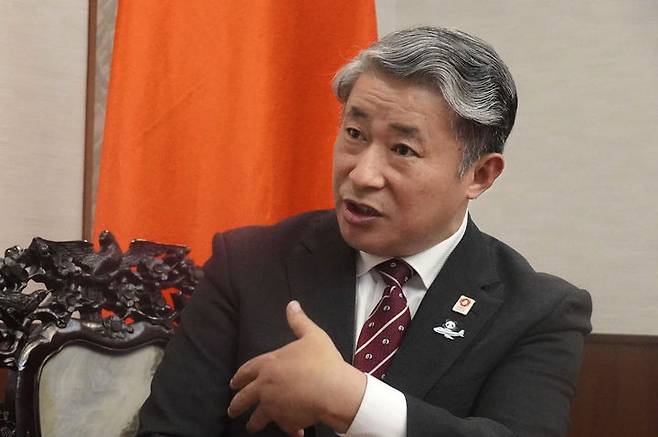 [오사카=AP/뉴시스] 쉐젠 주오사카 중국 총영사가 11일 일본 오사카에서 취재진과 인터뷰하고 있다. 쉐젠 총영사는 8일 SNS에 다카이치 사나에 일본 총리를 겨냥해 "더러운 목을 벨 수밖에 없다"라는 글을 올렸다가 삭제했다. 2025.11.11.