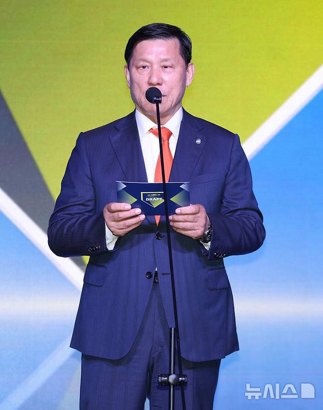 [서울=뉴시스] 황준선 기자 = 허구연 KBO 총재가 17일 오후 서울 송파구 롯데호텔월드에서 열린 2026 KBO 신인 드래프트에서 인사말을 하고 있다. 2025.09.17. hwang@newsis.com
