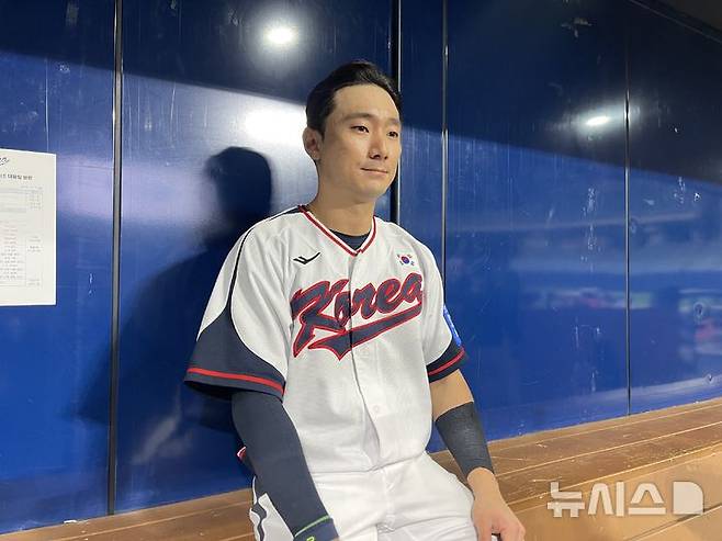 [서울=뉴시스] 김희준 기자 = 한국 야구 대표팀의 신민재(LG 트윈스)가 11일 고척스카이돔에서 공식 훈련을 마친 뒤 인터뷰를 하고 있다. 2025.11.11jinxijun@newsis.com