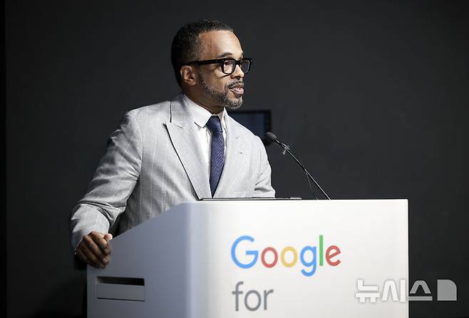 [서울=뉴시스] 정병혁 기자 = 크리스 터너 구글 대외협력 정책 지식 및 정보 부문 부사장이 9일 서울 강남구 구글 스타트업 캠퍼스에서 열린 구글 지도 기자간담회에서 발표를 하고 있다. 2025.09.09. jhope@newsis.com