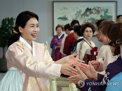 김혜경 여사, 재일본대한민국부인회와 차담회 (서울=연합뉴스) 한상균 기자 = 김혜경 여사가 6일 용산 대통령실에서 재일본대한민국부인회와 차담회 전 참석자들과 인사하고 있다. 2025.11.6 xyz@yna.co.kr