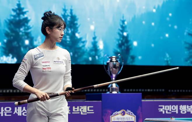 결승에서 신중하게 라인을 읽고 있는 이미래. PBA