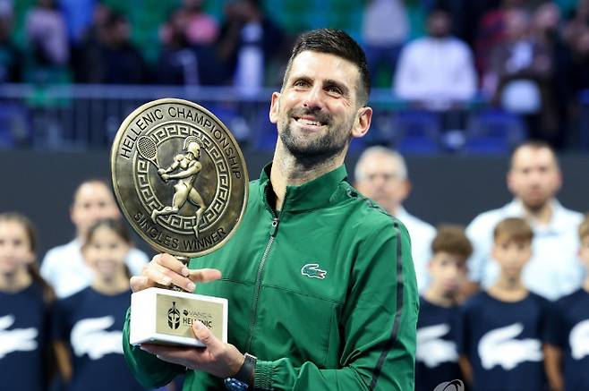테니스 역대 최고 선수로 꼽히는 조코비치가 101번째 ATP 투어 우승컵을 들고 기뻐하는 모습. 연합뉴스