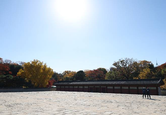 종묘 앞 고층건물 허용을 두고 서울시와 정부의 갈등이 심화되고 있다. 사진은 10일 종묘 정전에서 바라본 풍경. 사진 중앙으로부터 왼쪽 편에 논란이 되는 고층 건물이 예상된다. 연합뉴스