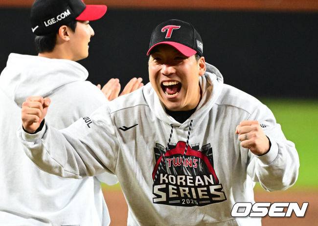 [OSEN=대전, 지형준 기자] 프로야구 LG 트윈스가 9회에만 6점을 올리는 극적인 역전승을 거뒀다. LG는 30일 대전 한화생명볼파크에서 열린 2025 신한 SOL뱅크 KBO 한국시리즈 4차전 한화 이글스와의 경기에서 7-4로 승리했다. 이날 승리로 LG는 시리즈 전적 3승 1패를 선점했다. 한국시리즈 우승까지는 단 1승이 남았다. 경기를 마치고 LG 김현수가 포효하고 있다. 2025.10.30 /jpnews@osen.co.kr