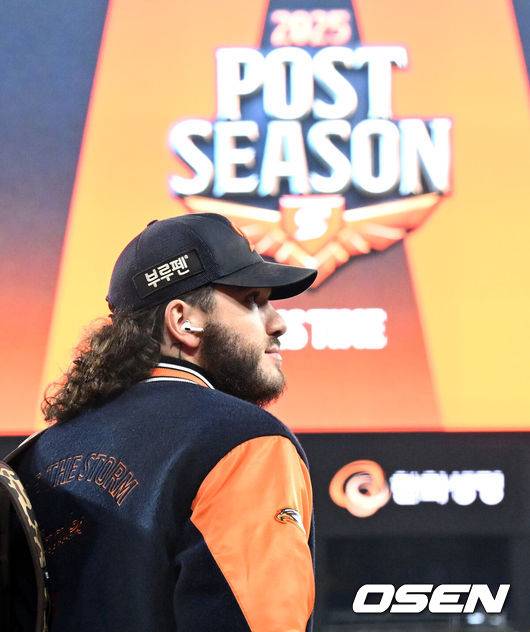 [OSEN=대전, 이대선 기자] 경기에 앞서 한화 선발투수 폰세가 그라우드로 나가고 있다. 2025.10.29 /sunday@osen.co.kr