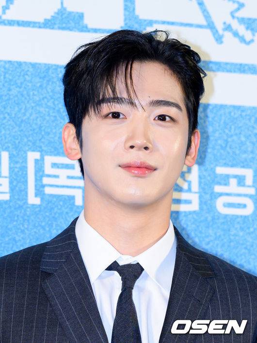 [OSEN=이대선 기자] 11일 오전 서울 마포구 스탠포드 호텔 서울에서 웨이브 오리지널 '제4차 사랑혁명' 제작발표회가 열렸다.‘제4차 사랑혁명’은 모태솔로 공대생 주연산과 백만 인플루언서 강민학(김요한 분)이 무근본 학과 통폐합으로 동기가 되며 벌어지는 이야기로 13일 오전 11시 웨이브에서 첫 공개되며 일본, 홍콩, 중국, 러시아 등 해외 96개국에서 주요 OTT플랫폼을 통해 동시 방영된다.배우 김요한이 포토타임을 가지고 있다. 2025.11.11 /sunday@osen.co.kr