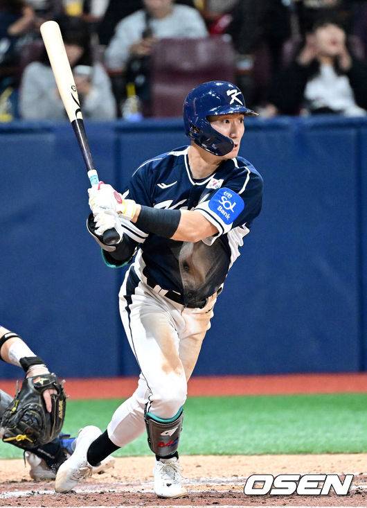 [OSEN=고척, 최규한 기자] 9일 서울 구로구 고척스카이돔에서 ‘2025 NAVER K-BASEBALL SERIES’ 대한민국 야구 대표팀과 체코 야구 대표팀의 평가전이 열렸다.한국은&nbsp;9일 2025 K-베이스볼 시리즈 체코 대표팀과의 경기에 이어 오는&nbsp;15일과 16일 양일에 걸쳐 도쿄돔에서 일본 대표팀과 2경기를 치른다.&nbsp;4회초 2사 1, 3루 상황 한국 신민재가 달아나는 1타점 적시타를 날리고 있다. 2025.11.09 / dreamer@osen.co.kr