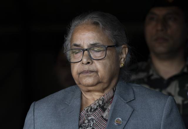 ▲ 수실라 까르끼 네팔 총리가 지난달 20일(현지시간) 네팔 카트만두 공항에서 열린 추모 행렬에서 고인이 된 네팔인 인질 비핀 조시를 애도하고 있다. 네팔 출신 유학생 비핀 조시는 농업을 배우기 위해 이스라엘에 갔다가 10월 7일 하마스에 납치되어 포로로 잡혀 있는 도중 살해됐다.ⓒEPA=연합뉴스