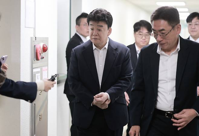 백종원 더본코리아 대표가 지난 3월28일 서울 서초구의 한 회의공간에서 열린 더본코리아 주주총회에 참석하고 있다. 뉴시스