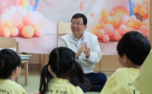 김경호 서울 광진구청장이 지난 5월 어린이날을 맞아 어린이집 동화 구연을 하고 있다.   광진구 제공