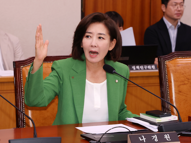 의사진행발언 요청하는 나경원 - 나경원 국민의힘 의원이 2일 오전 서울 여의도 국회에서 열린 법제사법위원회 전체회의에서 추미애 위원장에게 의사진행발언을 요청하고 있다. 2025.9.2 뉴시스