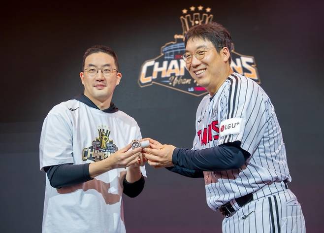 구광모 LG그룹회장이 6일 경기도 광주 곤지암리조트 그랜드볼룸에서 열린 ‘2025 KBO리그 LG 트윈스 통합우승 기념행사’에서 한국시리즈 최우수선수에 뽑힌 김현수에게 고급시계를 전달하고 있다. LG 트윈스 제공
