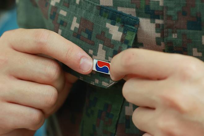 6월25일 '121723 끝까지 찾아야 할 태극기' 캠페인 부스에서 군인이 태극기 배지를 패용하고 있다. 기사 내용과 무관한 사진 ⓒ연합뉴스