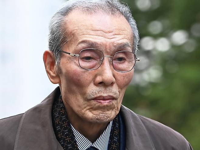 [성남=뉴시스] 김종택기자 = 강제추행 혐의로 기소된 원로 배우 오영수 씨가 15일 경기도 성남시 수원지방법원 성남지원에서 열린 선고 공판에 출석하고 있다. 오씨는 지난 2017년 여성 A씨에게 부적절한 신체접촉을 한 혐의를 받고 있다. 2024.03.15. jtk@newsis.com