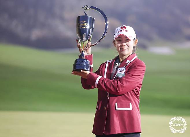 황유민이 지난 9일 끝난 KLPGA 투어 대보 하우스디 챔피언십에서 우승한 뒤 우승 트로피를 들어보이고 있다. KLPGA 제공