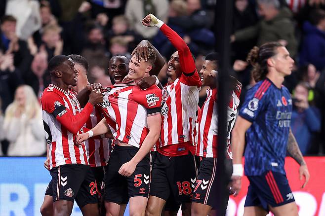 선덜랜드 선수들이 9일 아스널전에서 첫번째 골을 넣은 뒤 함께 기뻐하고 있다. Getty Images코리아