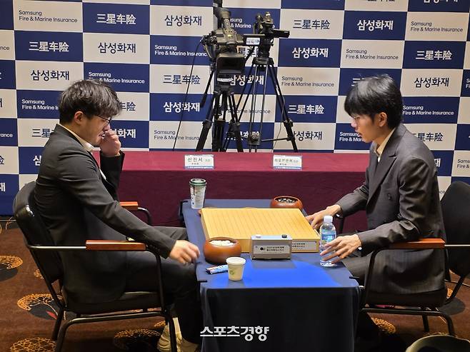 신진서 9단(오른쪽)이 11일 제주 서귀포 휘닉스 아일랜드에서 열린 2025 삼성화재배 월드바둑마스터스 16강에서 랴오위안허 9단과 대국하고 있다. 서귀포 | 윤은용 기자