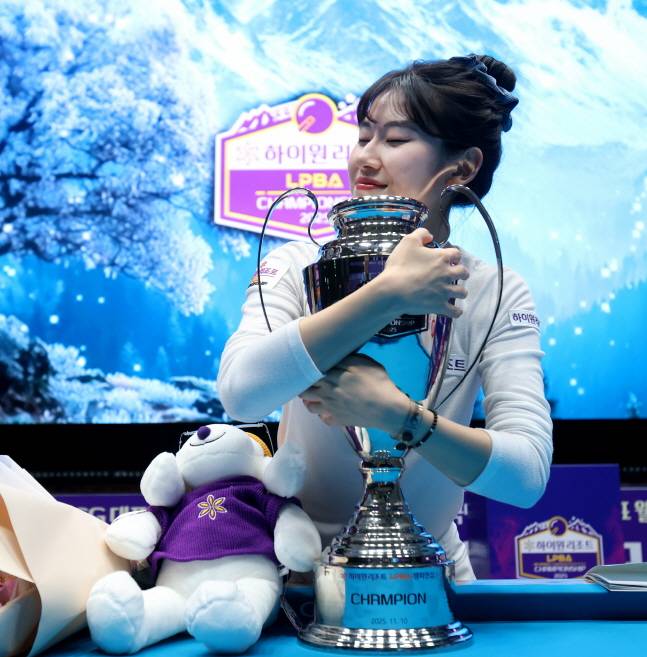우승 트로피를 끌어안으며 기뻐하는 이미래. /사진=PBA 투어 제공