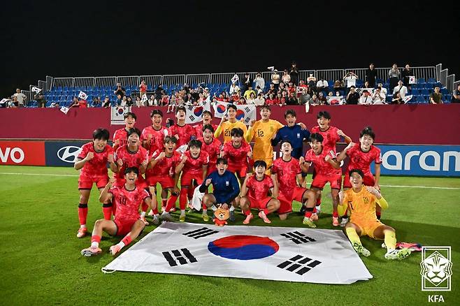 대한민국 17세 이하(U-17) 축구 대표팀 선수들이 10일(한국시간) 카타르 도하의 어스파이어존에서 열린 2025 국제축구연맹(FIFA) U-17 월드컵 조별리그 F조 3차전 승리 후 기념 사진을 촬영하고 있다. /사진=대한축구협회 제공