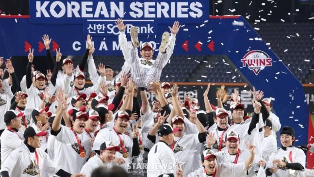 LG 선수들이 염경엽(가운데 위) 감독을 헹가래치고 있다. /사진=스타뉴스