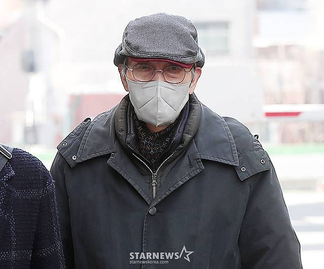 강제추행 혐의로 기소된 배우 오영수가 3일 오후 경기 성남시 수정구 단대동 수원지방법원 성남지원에서 진행되는 첫 공판에 출석하고 있다.   오영수는 지난 2017년 여성 A씨의 신체를 부적절하게 접촉한 혐의를 받고 있다. 2021년 12월 A씨는 경찰에 고소장을 제출했지만, 경찰은 불송치 결정을 내렸다. 이에 A씨가 이의신청을 했고, 수원지검 성남지청은 재수사를 해왔다.  오영수는 강제추행 혐의를 부인하고 있다. 그는 앞서 진행된 검찰 조사에서 A씨의 일방적인 주장이라는 입장을 보였다. 하지만 검찰은 지난해 11월 오영수를 불구속 기소했다. 2023.02.03