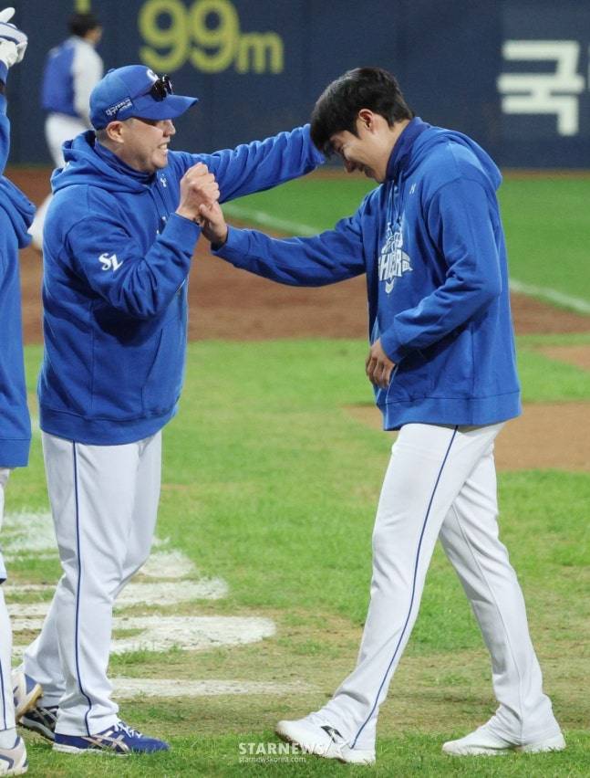 박진만 감독(왼쪽)과 원태인이 플레이오프 4차전 직후 하이파이브를 하고 있다. /사진=김진경 대기자