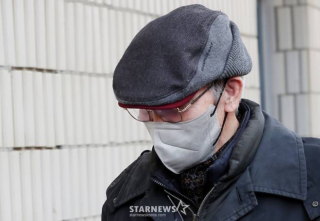 강제추행 혐의로 기소된 배우 오영수가 3일 오후 경기 성남시 수정구 단대동 수원지방법원 성남지원에서 진행되는 첫 공판에 출석하고 있다.   오영수는 지난 2017년 여성 A씨의 신체를 부적절하게 접촉한 혐의를 받고 있다. 2021년 12월 A씨는 경찰에 고소장을 제출했지만, 경찰은 불송치 결정을 내렸다. 이에 A씨가 이의신청을 했고, 수원지검 성남지청은 재수사를 해왔다.  오영수는 강제추행 혐의를 부인하고 있다. 그는 앞서 진행된 검찰 조사에서 A씨의 일방적인 주장이라는 입장을 보였다. 하지만 검찰은 지난해 11월 오영수를 불구속 기소했다. 2023.02.03