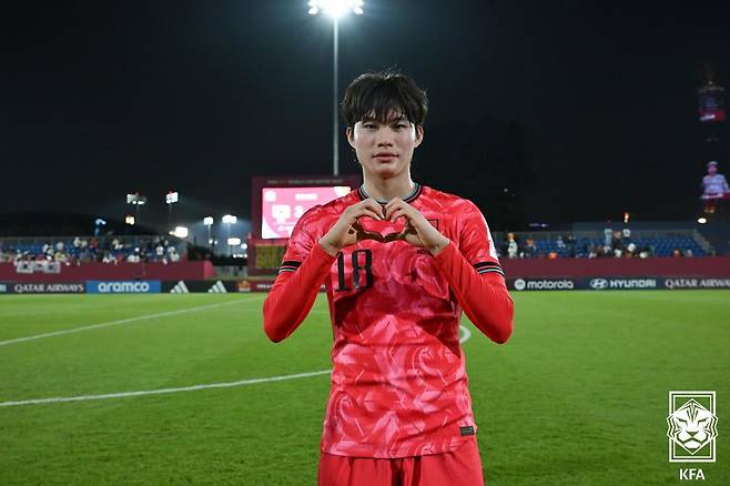 이용현이 10일(한국시간) 카타르 도하의 어스파이어존에서 열린 대한민국 대 코트디부아르의 '2025 국제축구연맹(FIFA) 17세 이하(U-17) 월드컵' F조 조별리그 최종 3차전이 끝난 뒤 하트 세리머니를 보여주고 있다. /사진=대한축구협회 제공