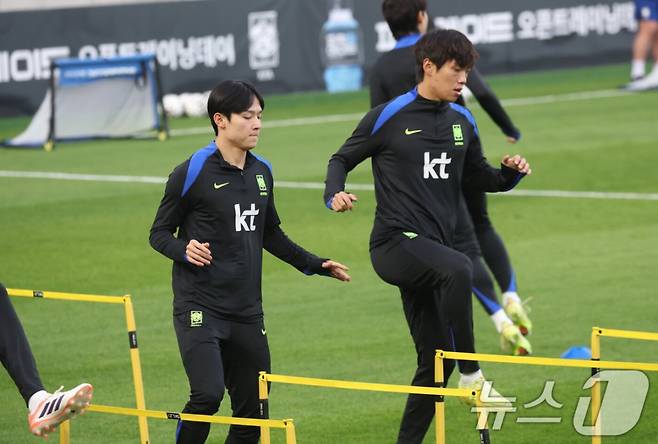 양민혁(왼쪽)이 11일 천안 대한민국축구종합센터에서 소집 2일 차 훈련에 참가했다. /사진=뉴스1