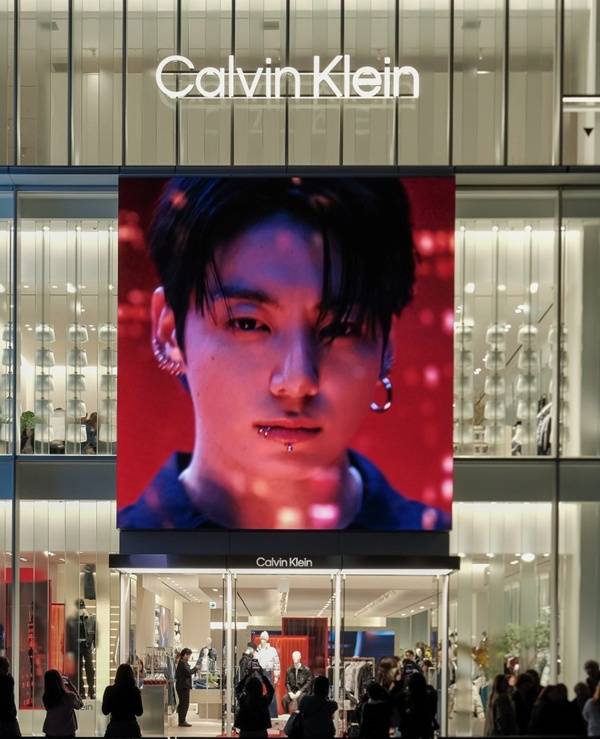 정국의 캘빈클라인 캠페인 사진. 일본 하라주쿠. 사진=캘빈클라인 공식 소셜미디어 @CALVINKLEIN