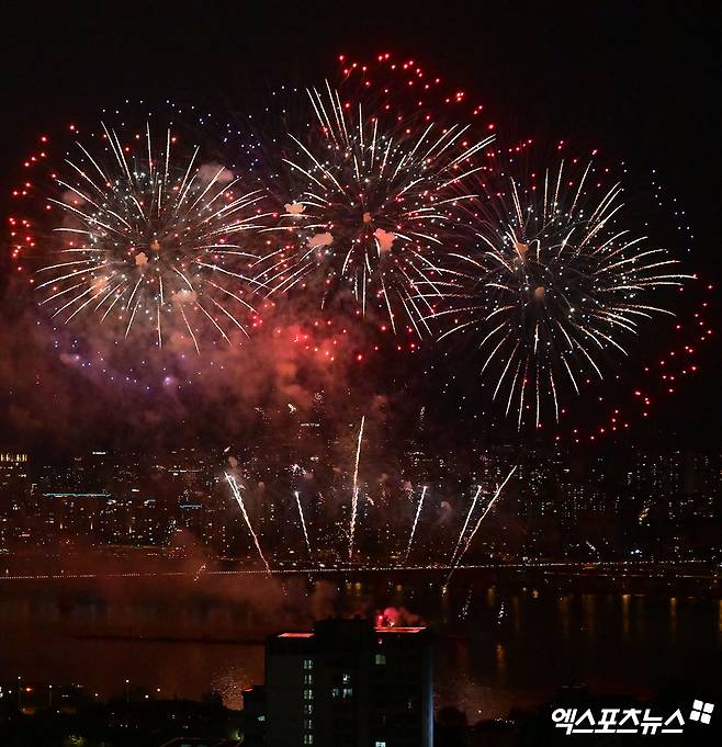 27일 오후 서울 여의도 한강공원에서 열린 '2025 서울세계불꽃축제'에서 화려한 불꽃들이 밤 하늘을 수놓고 있다. 엑스포츠뉴스DB