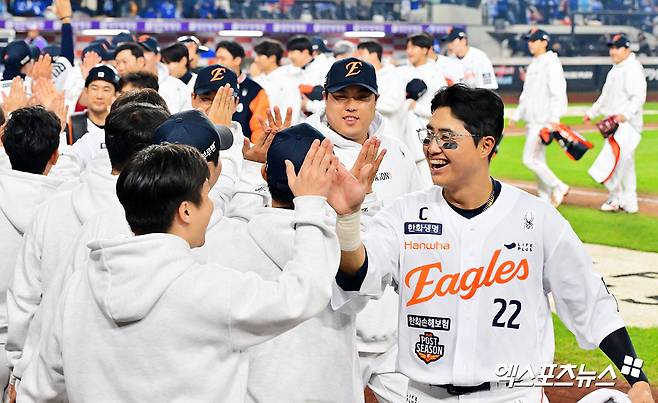 24일 오후 대전 한화생명 볼파크에서 열린 '2025 신한 SOL Bank KBO 포스트시즌' 삼성 라이온즈와 한화 이글스의 플레이오프 5차전 경기, 한화가 삼성에 11:2로 승리하며 19년 만에 한국시리즈에 진출했다. 한국시리즈에 진출한 한화 선수들이 하이파이브를 하고 있다. 엑스포츠뉴스DB