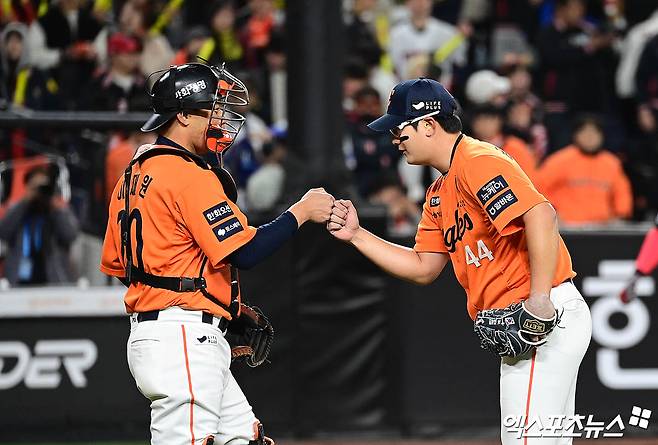 한화 이글스가 11일 포수 이재원을 플레잉코치로 이재원은 지난해와 올해 그라운드에서는 물론, 클럽하우스와 덕아웃 등 보이지 않는 곳에서도 모범적인 베테랑으로서 후배들에게 긍정적인 영향을 미쳤다는 평가를 받았다. 한화는 이재원의 지도자로서의 자질을 높이 평가했으며, 선수로서도 아직 팀에 기여할 여지가 남았다고 판단했다. 엑스포츠뉴스 DB