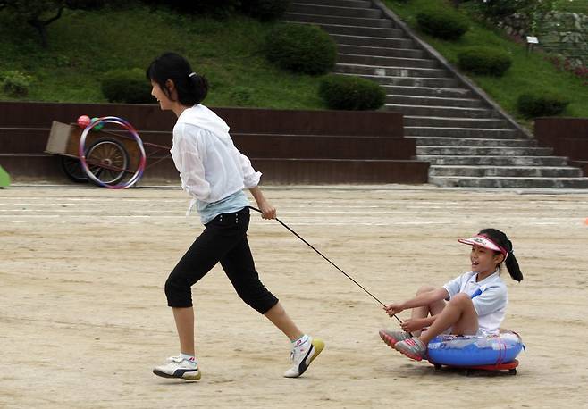 2010년대 시골 학교 운동회 시골의 한 초등학교 운동회에서 엄마와 아이가 함께 운동회에 참가하고 있다.
[연합뉴스 사진]