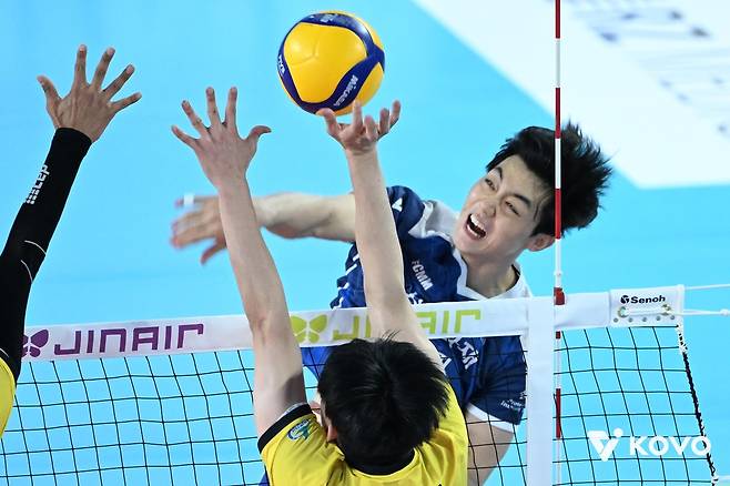 스파이크하는 삼성화재의 이우진(뒤쪽) [한국배구연맹 제공. 재판매 및 DB 금지]