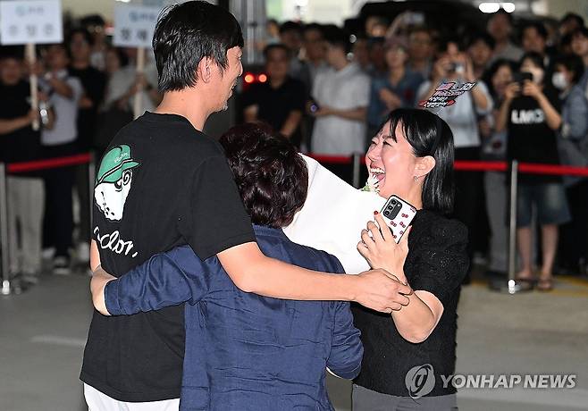 가족 만난 조지아주 석방 한국인 근로자 [연합뉴스 자료사진 재판매 및 DB금지] 미국 이민 당국에 의해 조지아주에 구금됐던 한국인 근로자가 지난 9월 12일 인천국제공항 제2여객터미널에서 가족과 상봉하고 있다. 2025.9.12 [연합뉴스 자료사진] cityboy@yna.co.kr