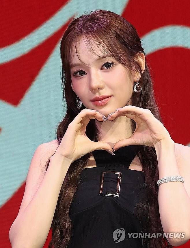 하트 만드는 유사랑 (서울=연합뉴스) 이재희 기자 = 그룹 이즈나(izna)의 유사랑이 30일 서울 광진구 예스24라이브홀에서 열린 두 번째 미니앨범 '낫 저스트 프리티'(NOT JUST PRETTY) 언론 공개회에서 포즈를 취하고 있다. 2025.9.30 scape@yna.co.kr